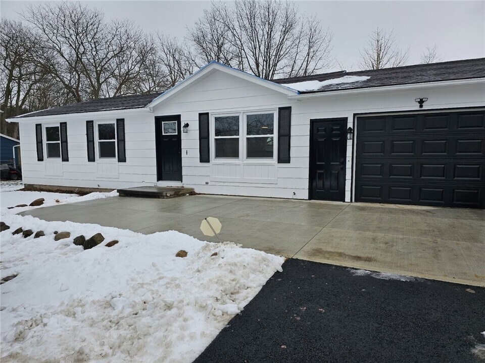 1363 Brookedge Dr in Hamlin, NY - Building Photo