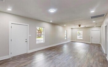 1500 W Collin St in Corsicana, TX - Building Photo - Building Photo