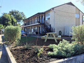 200 E Courtland Pl in San Antonio, TX - Building Photo