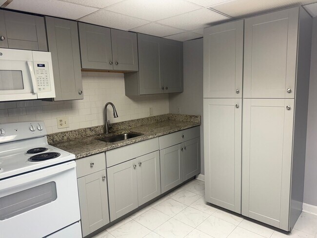 9 Shadowbrook Ln in Milford, MA - Building Photo - Building Photo