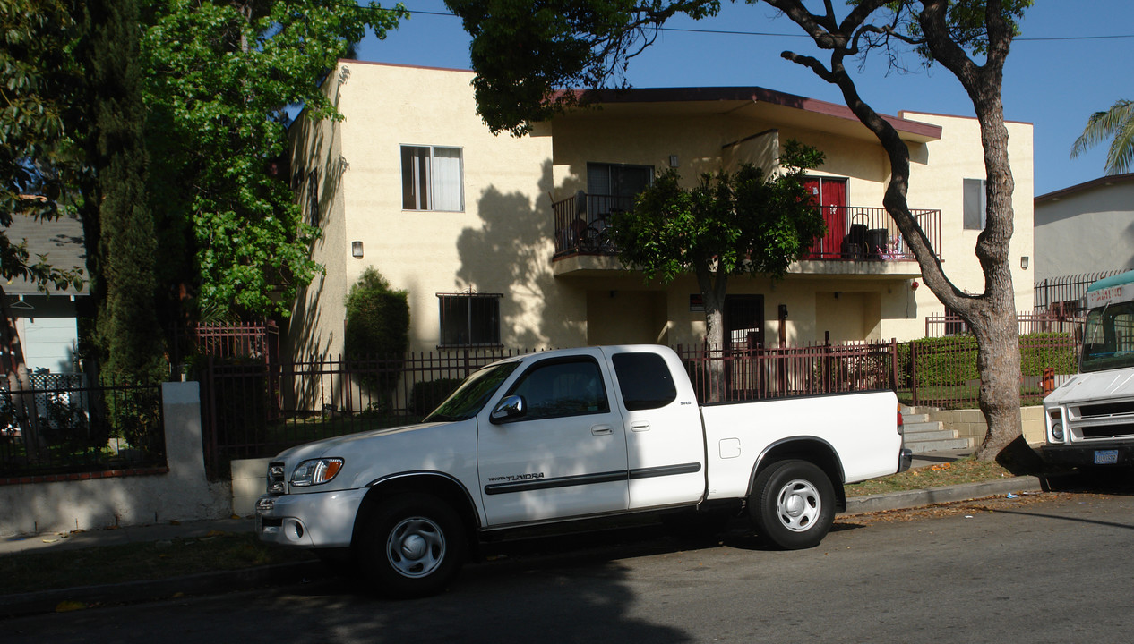 839 N Summit Ave in Pasadena, CA - Foto de edificio