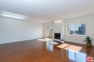 111 S Croft Ave-Unit -302 in Los Angeles, CA - Building Photo - Building Photo