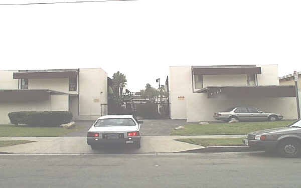 7351 Variel Ave in Canoga Park, CA - Building Photo - Building Photo