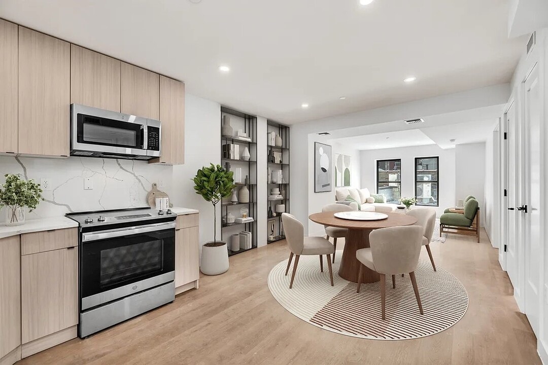 18 E 13th St in New York, NY - Building Photo