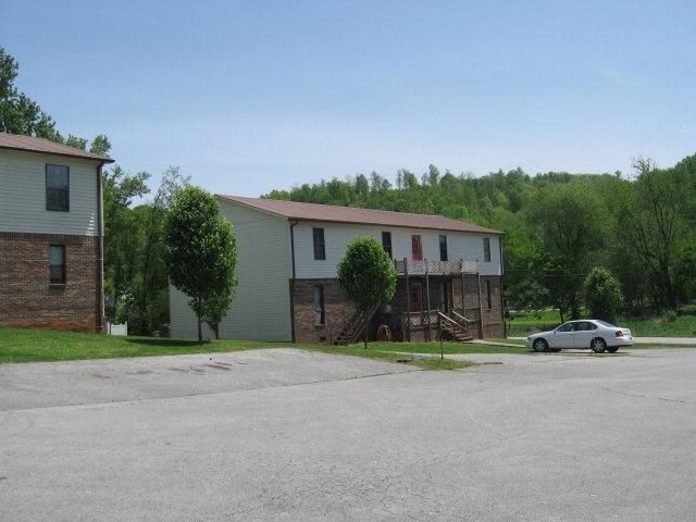 200 Railroad St in Livingston, TN - Building Photo