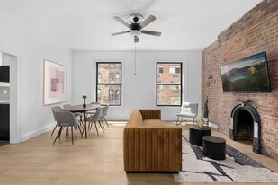 257 W 19th St in New York, NY - Building Photo