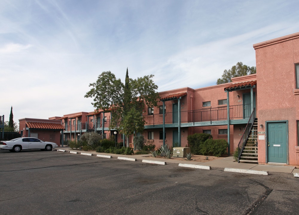 Copper View Apartments in Tucson, AZ - Building Photo