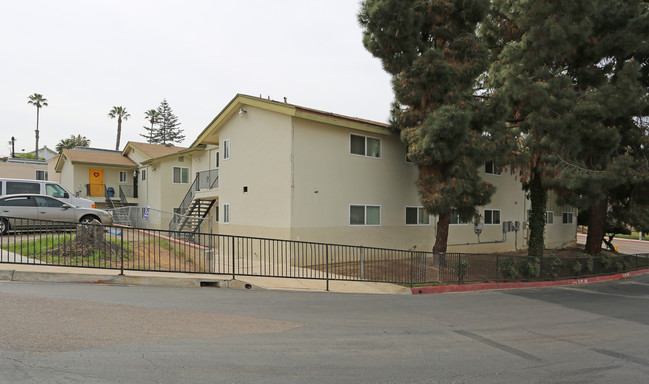 Park Knoll Apartments in Chula Vista, CA - Foto de edificio - Building Photo