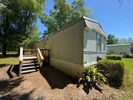 4888 FL-71 in Greenwood, FL - Building Photo