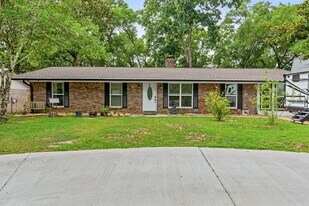 2442 Duncan Dr in Niceville, FL - Building Photo