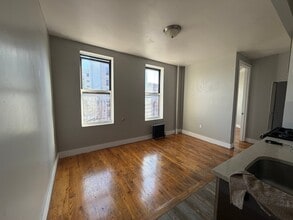 295 E 149th St, Unit 17 in Bronx, NY - Foto de edificio - Building Photo