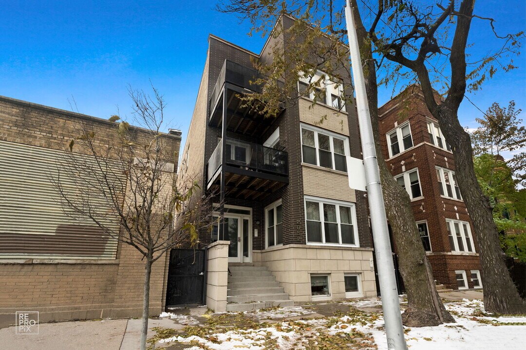 2052 N Campbell Ave in Chicago, IL - Building Photo