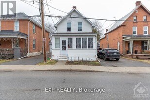 211 Harriet St in Arnprior, ON - Building Photo