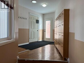 1339 Pinegrove Rd in Oakville, ON - Building Photo - Building Photo