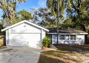 10535 Hollyglen Dr in Houston, TX - Building Photo