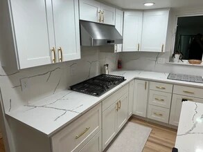 11204 NE 58th Pl in Kirkland, WA - Building Photo - Building Photo