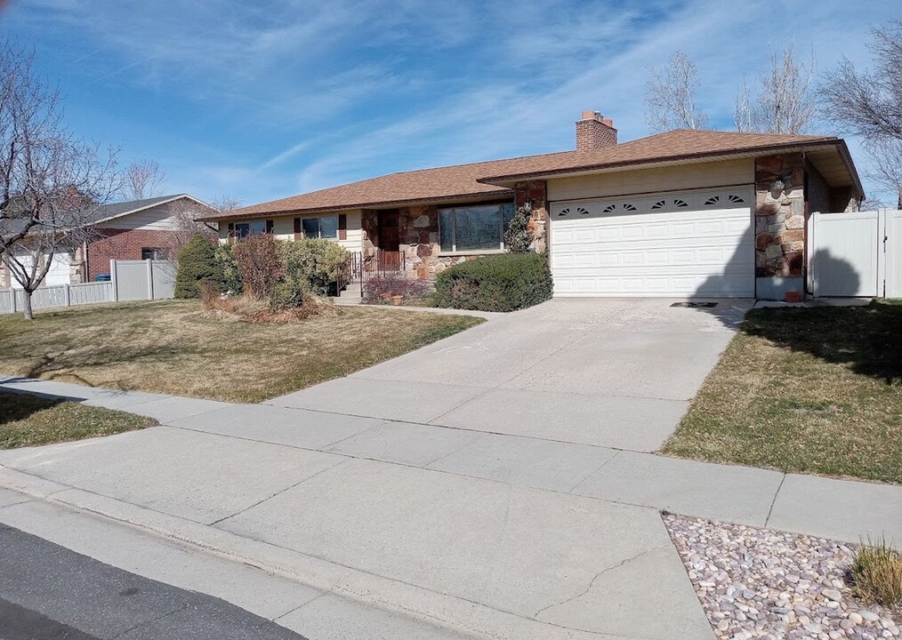 1451 Knollwood Dr in Sandy, UT - Building Photo