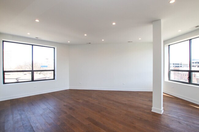1001 N Milwaukee Ave, Unit 404 in Chicago, IL - Building Photo - Building Photo