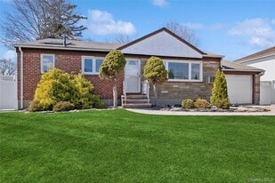 31 Evelyn Ln in Syosset, NY - Building Photo