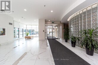 2550 Lawrence Ave E in Toronto, ON - Building Photo - Building Photo