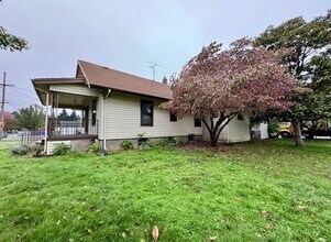 8105 SE Alder St in Portland, OR - Building Photo - Building Photo