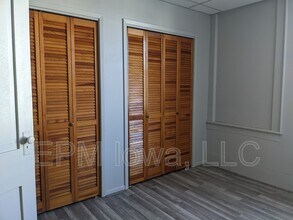 107 1st St E in Independence, IA - Foto de edificio - Building Photo