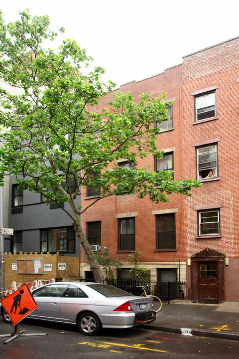 308 W 22nd St in New York, NY - Building Photo