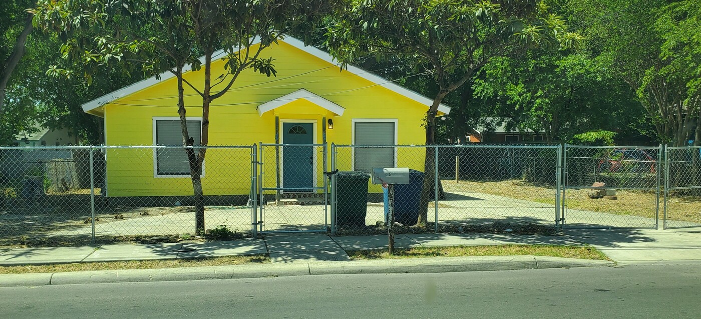 2414 S Laredo St in San Antonio, TX - Foto de edificio