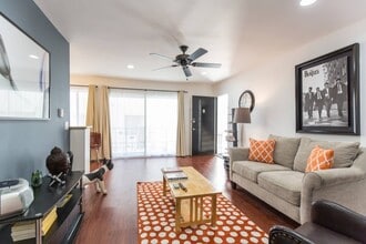 1348 N Vista St in Los Angeles, CA - Foto de edificio - Building Photo