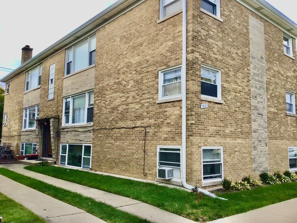 7807 W Belmont Ave in Elmwood Park, IL - Foto de edificio