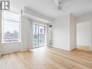 2495 Dundas St W in Toronto, ON - Building Photo - Building Photo