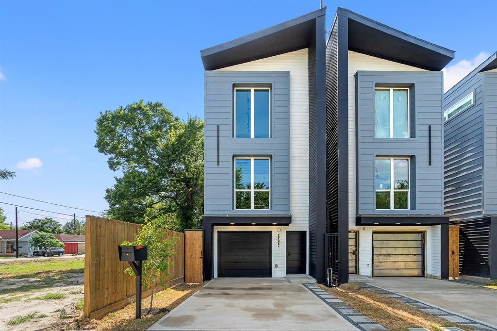 2205 Staples St in Houston, TX - Building Photo