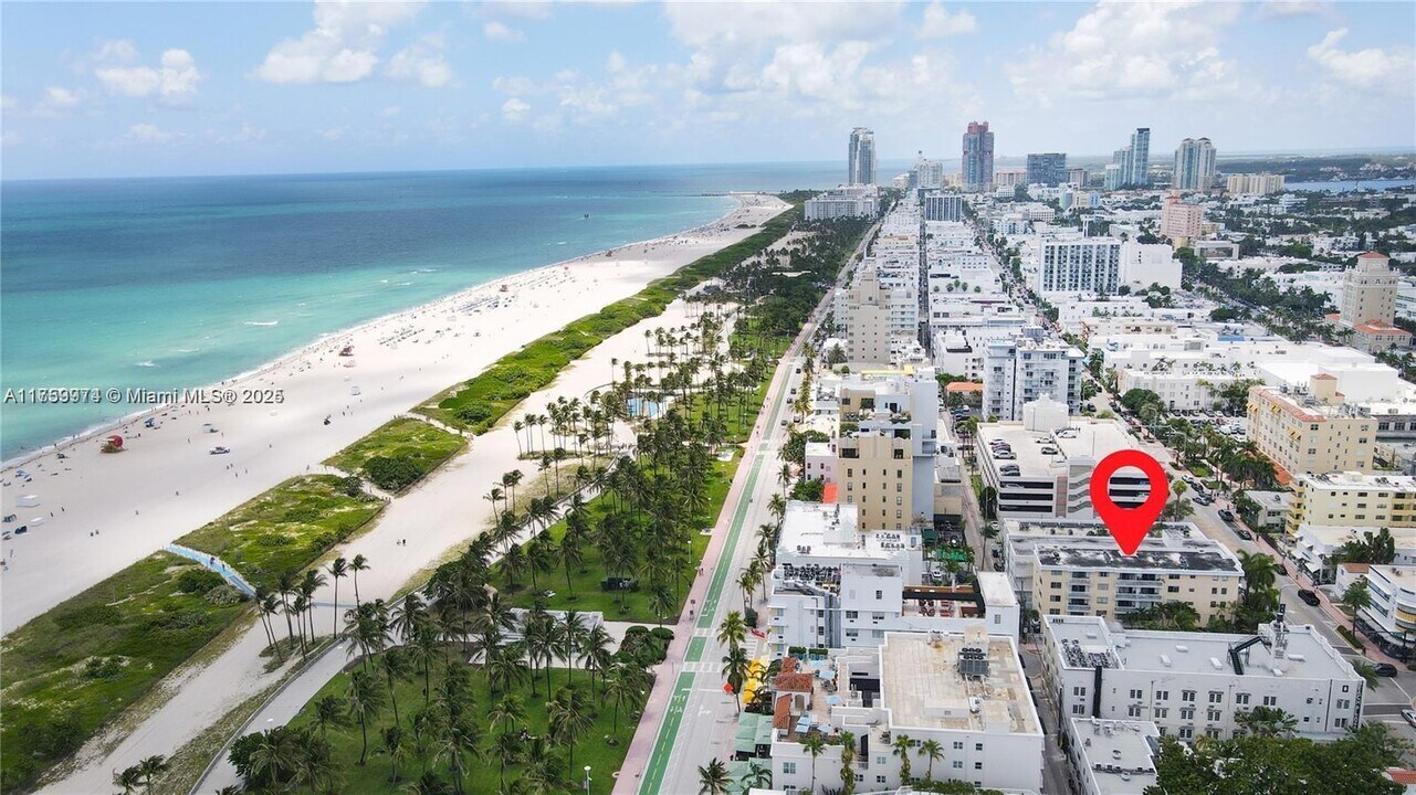 1357 Collins Ave in Miami Beach, FL - Building Photo
