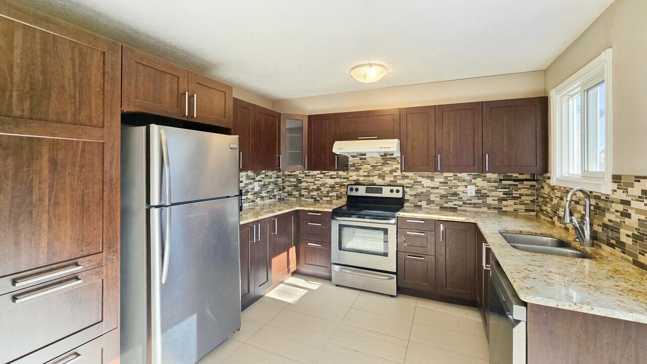 6015-6015 5 Ave SE in Calgary, AB - Building Photo