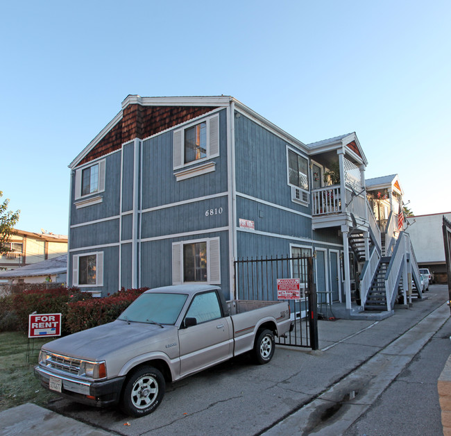 6810 Independence Ave in Canoga Park, CA - Foto de edificio - Building Photo