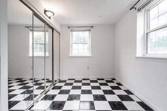 10 Colonial Village Dr in Arlington, MA - Building Photo - Building Photo