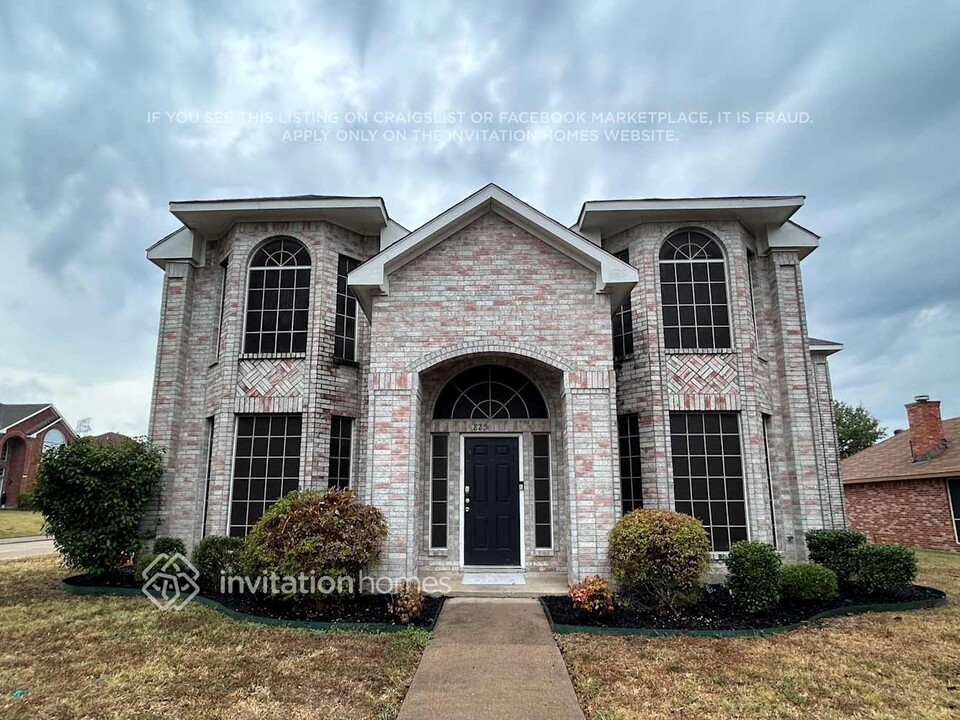 825 Claire View Dr in Desoto, TX - Building Photo