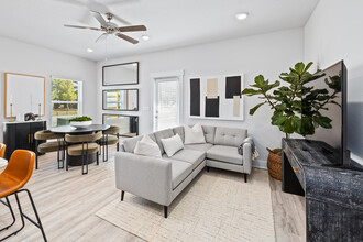 Pless Landing in Pensacola, FL - Building Photo - Interior Photo