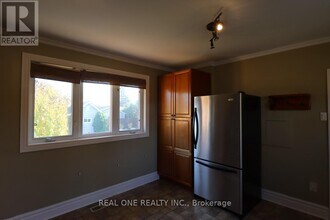 130 Mayfield Dr in Oakville, ON - Building Photo - Building Photo