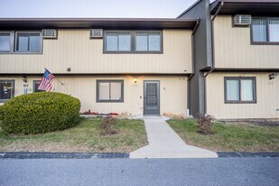 404 Chelsea Cove S in Hopewell Junction, NY - Building Photo