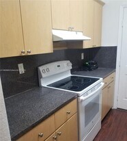 941 NE 169th St, Unit # 216 in North Miami Beach, FL - Building Photo