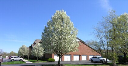 8921 Hunters Creek Dr in Indianapolis, IN - Building Photo - Building Photo