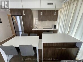 1 Bloor St E in Toronto, ON - Building Photo - Building Photo