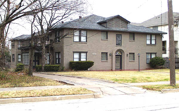 3927 Cole Ave in Dallas, TX - Building Photo