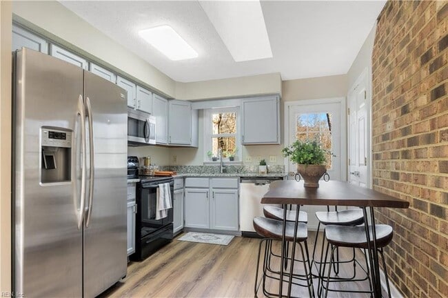 property at 2721 Linden Ln