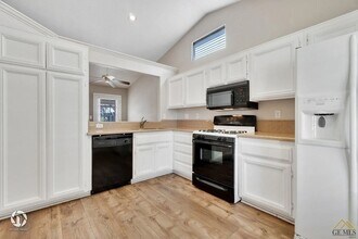 8715 Starfish Dr in Bakersfield, CA - Foto de edificio - Building Photo