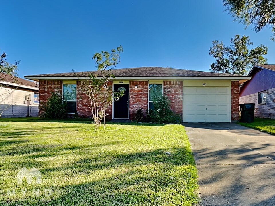 4815 Hannas Reef Dr in Bacliff, TX - Building Photo