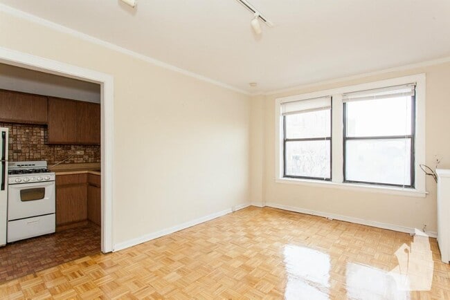 739 W Belmont Ave, Unit 207 in Chicago, IL - Foto de edificio - Building Photo