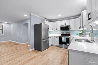 5968 Capitol Dr in Gulf Breeze, FL - Building Photo - Building Photo