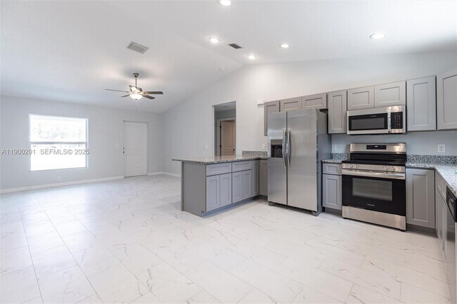 2004 Rosa Ct in Lehigh Acres, FL - Building Photo - Building Photo